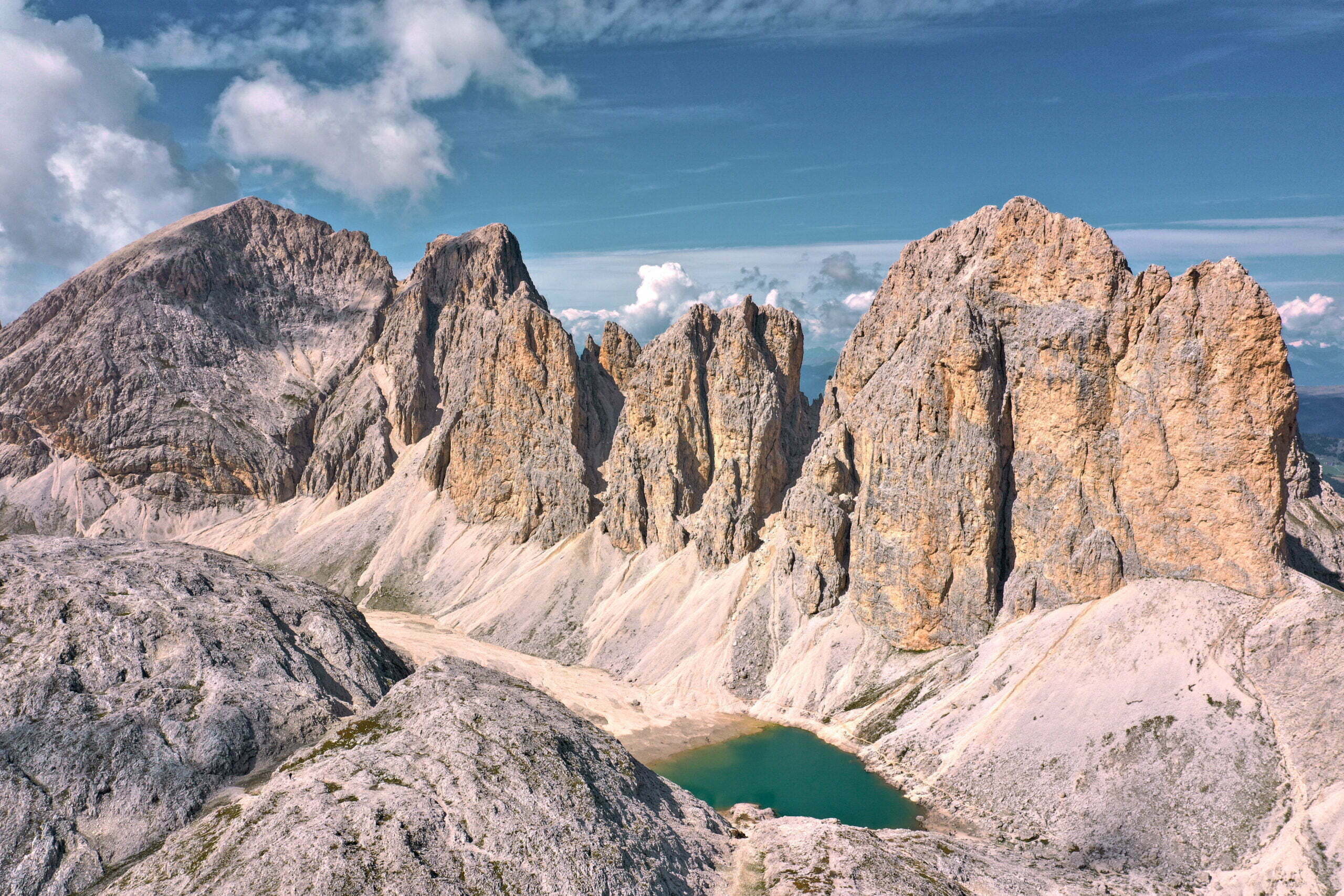 Partir en van au Lago di Antermioa, Dolomites, Italie