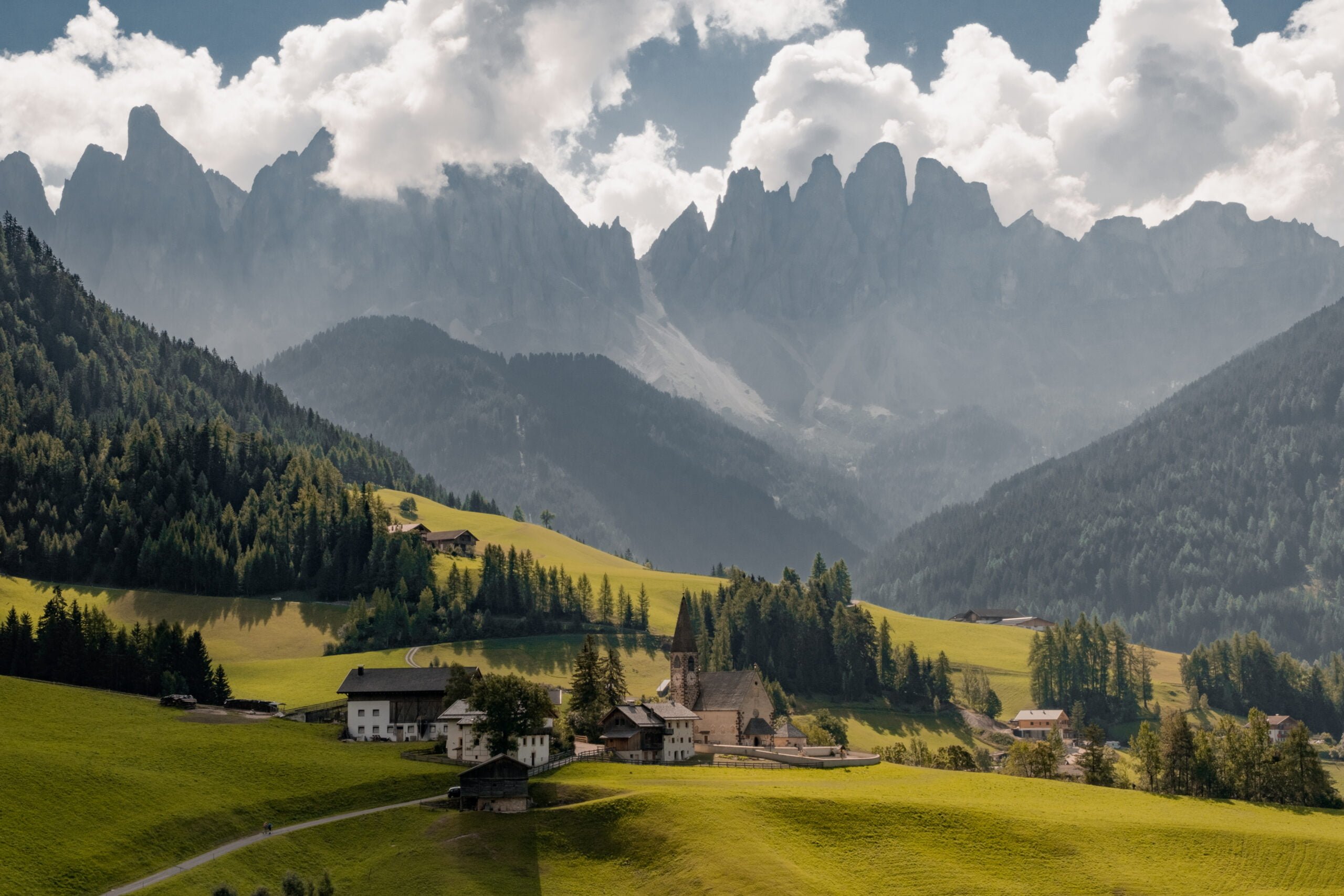 Partir en van à Santa Maddalena, Dolomites, Italie