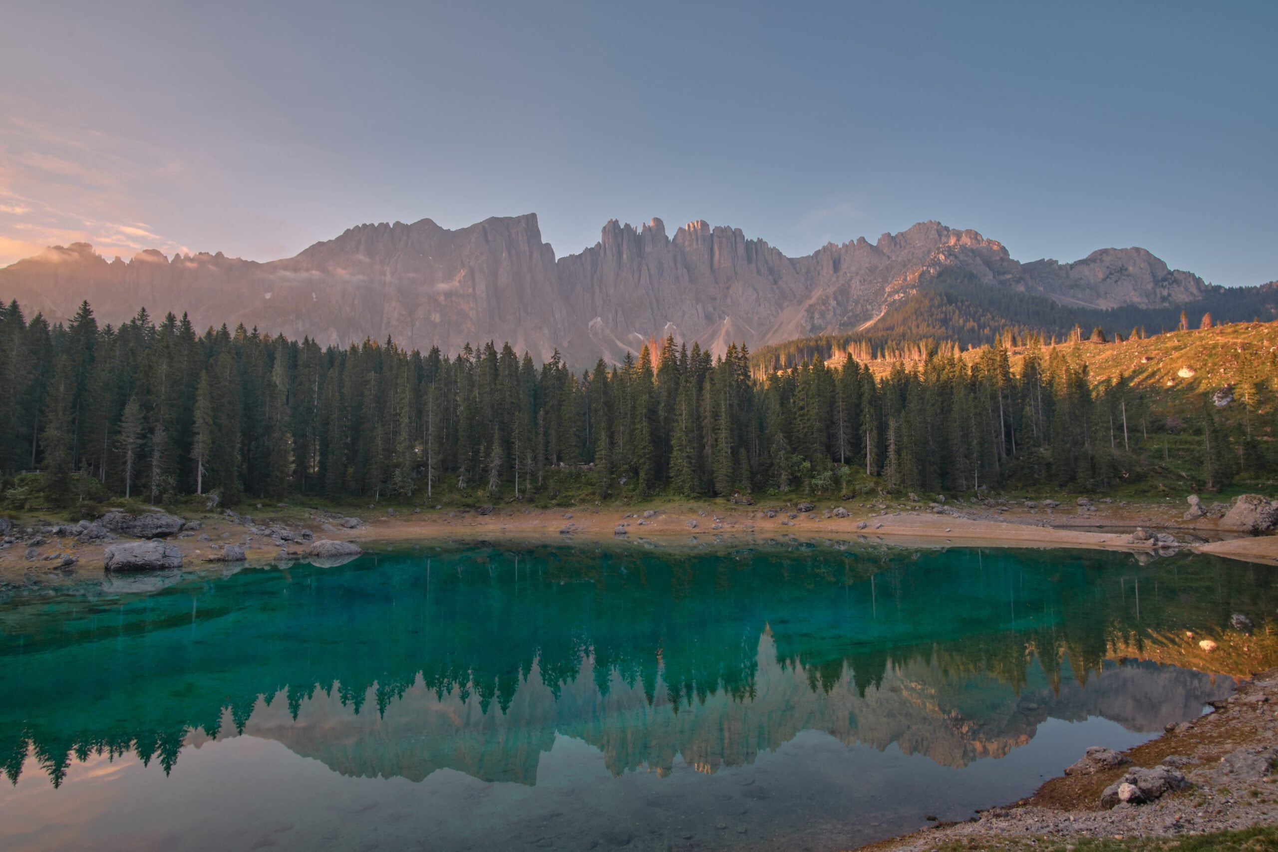 partir en van au lago di carezza, dolomites, italie