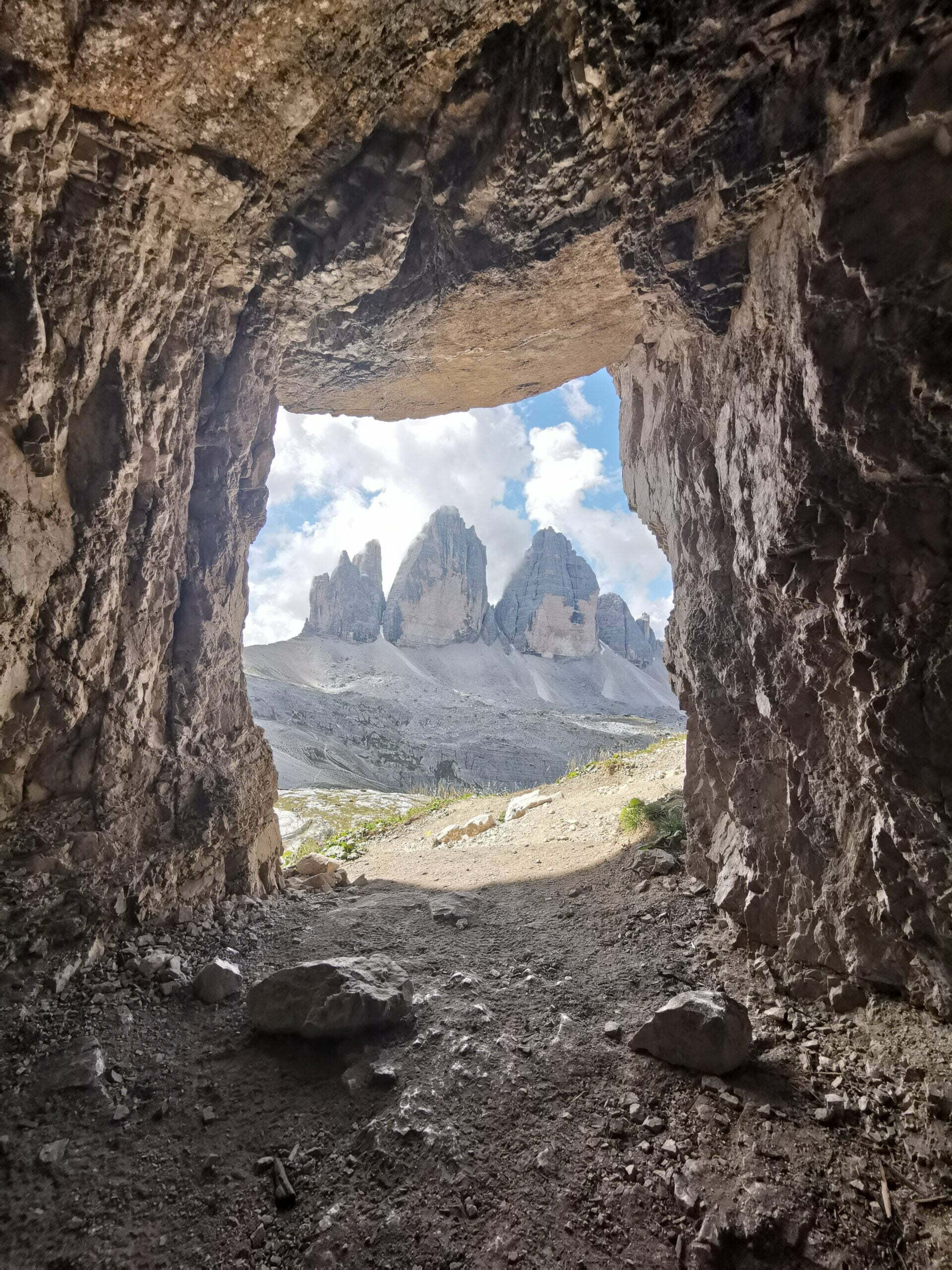 Grottes avec vue sur les Tre Cime di Lavaredo. Partir en van en roadtrip dans les Dolomites.