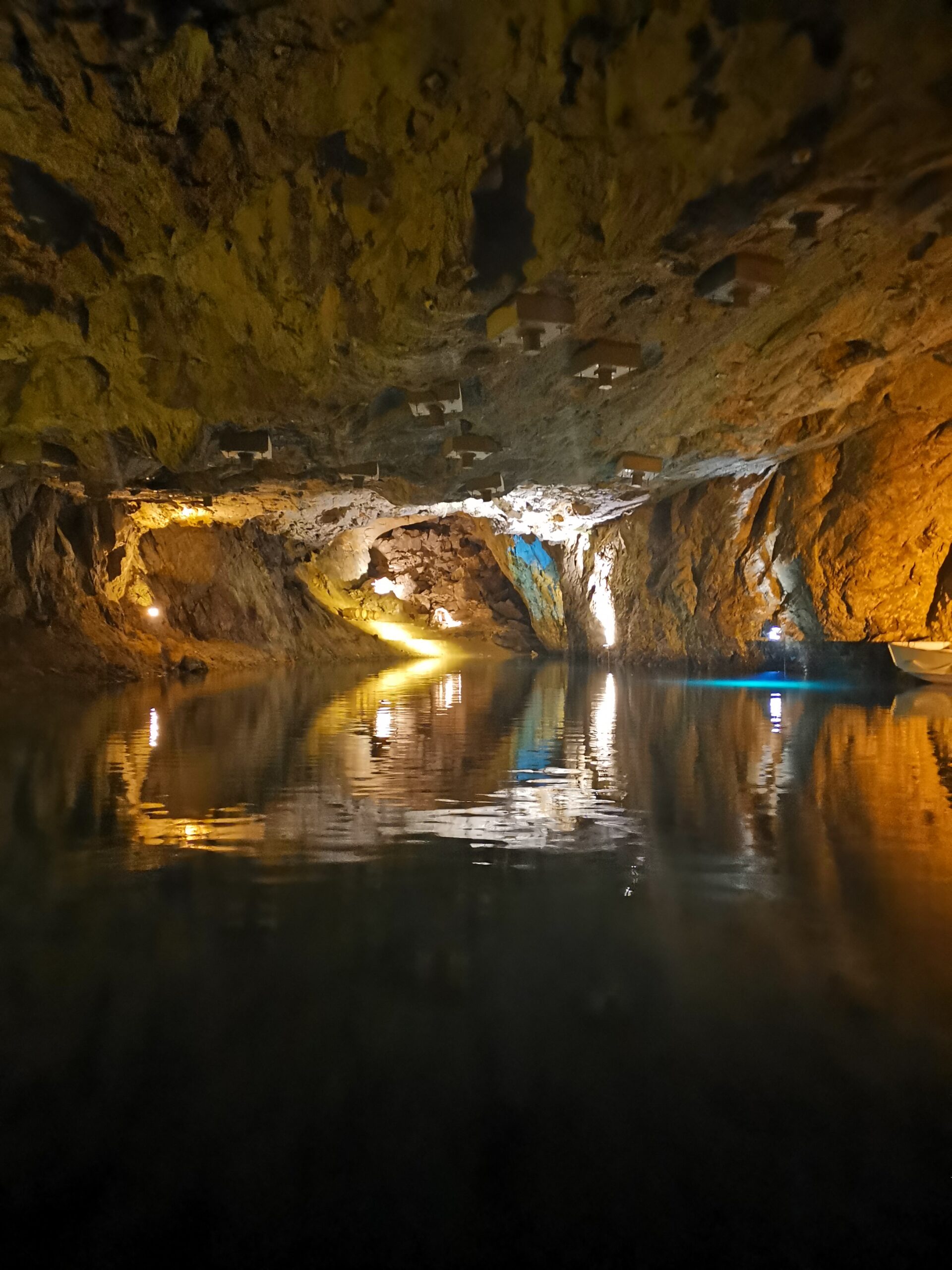 partir en van vers le plus grand lac sous-terrain d'europe, lac souterrain de saint léonard, valais, suisse